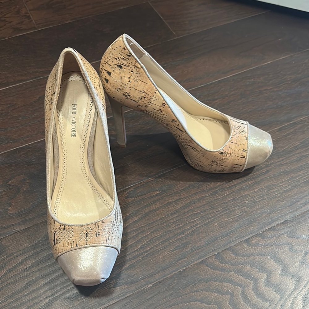 Pour La Victoire size 7.5 4” nude/cork platform heel
